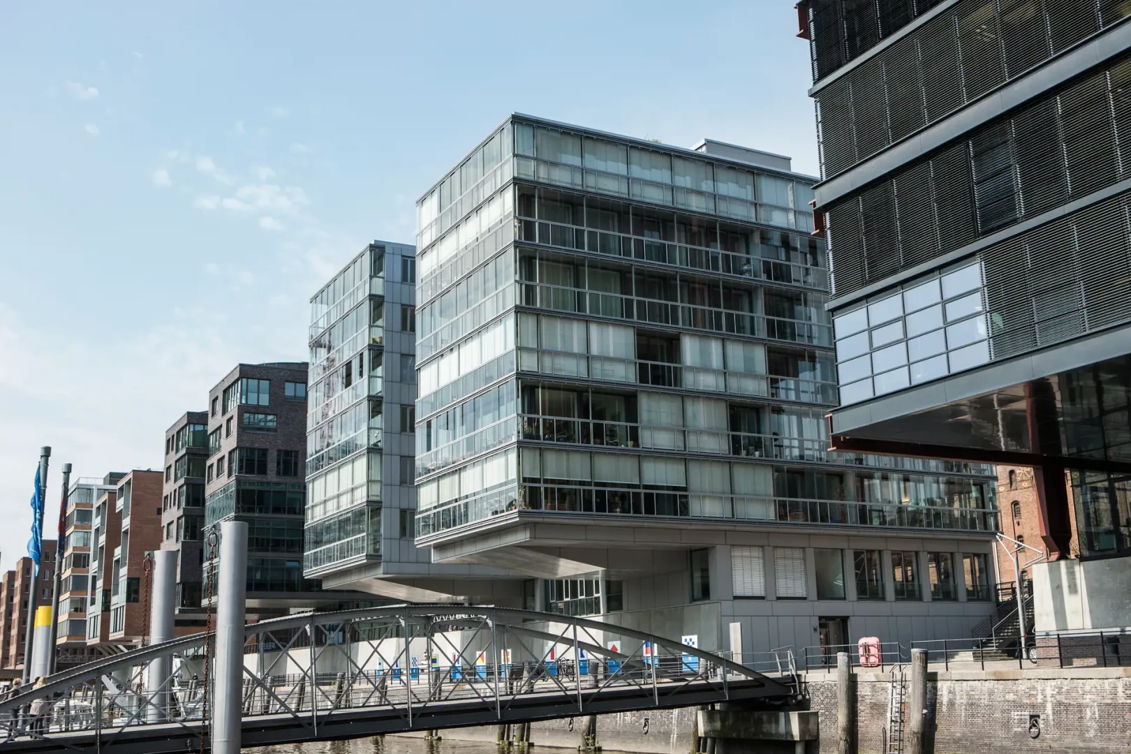 Modernes Bürogebäude mit Glasfassade in der Hamburger HafenCity. Hier befindet sich in den 2010er Jahren der Hauptsitz von Global Tech I.